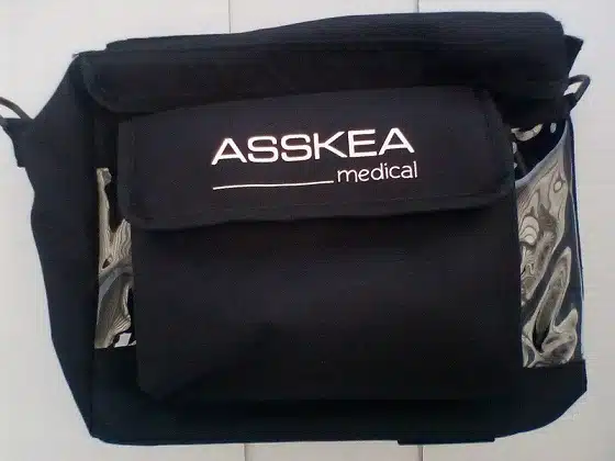 Asskea ProVisio M28 draagtas, zodat de pomp gemakkelijk meegenomen kan worden naar de patiënt.